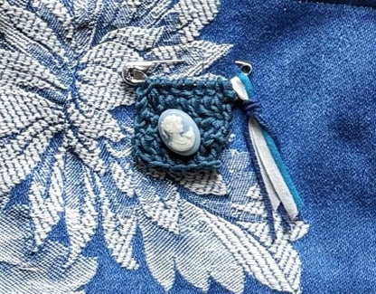 Bolsa “Talismán” Crisantemos